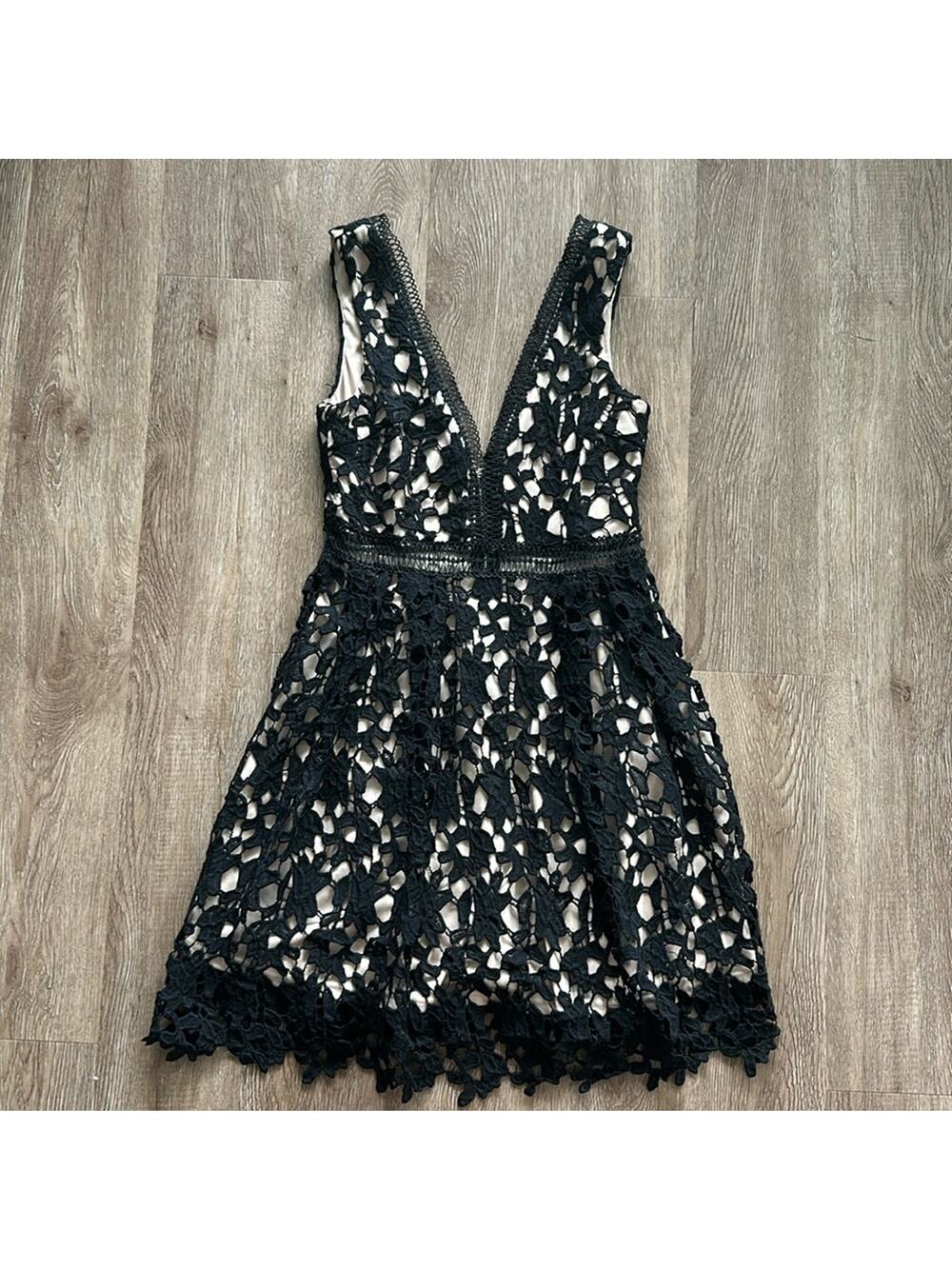 Aqua Crochet Lace V-Neck Midi Dress Black & Tan Size Medium Cocktail